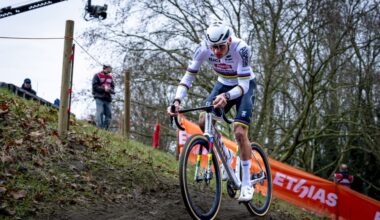 Van der Poel è straripante. L'olandese domina la tappa di Coppa del Mondo ad Anversa, van Aert si inchina