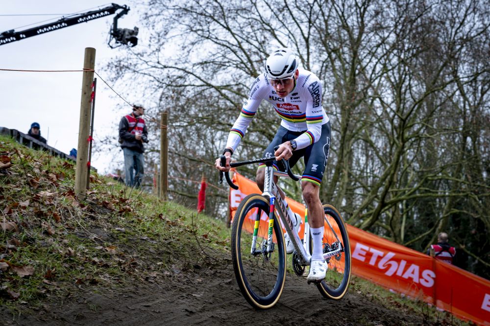 Van der Poel è straripante. L'olandese domina la tappa di Coppa del Mondo ad Anversa, van Aert si inchina