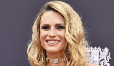 Michelle Hunziker, tailleur bianco e pelliccia per l'uscita con Aurora Ramazzotti