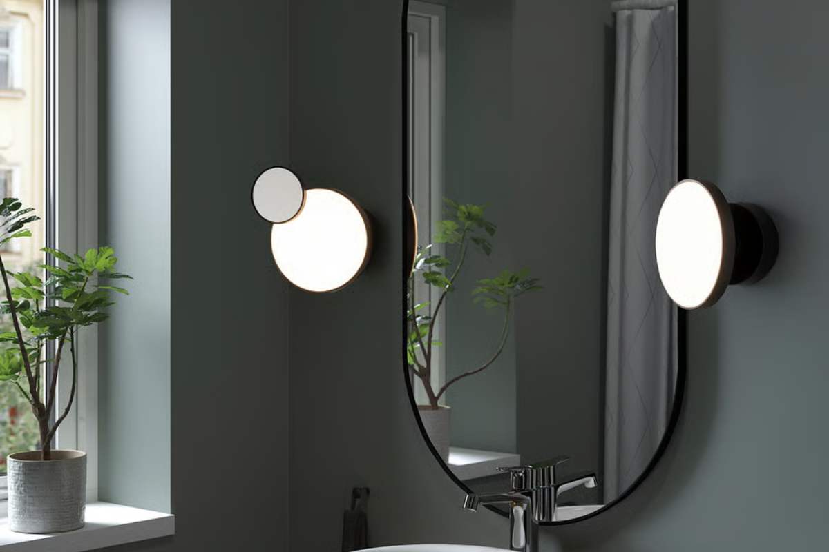 Lampade ai lati dello specchio tra le migliori luci da bagno per truccarsi Ikea