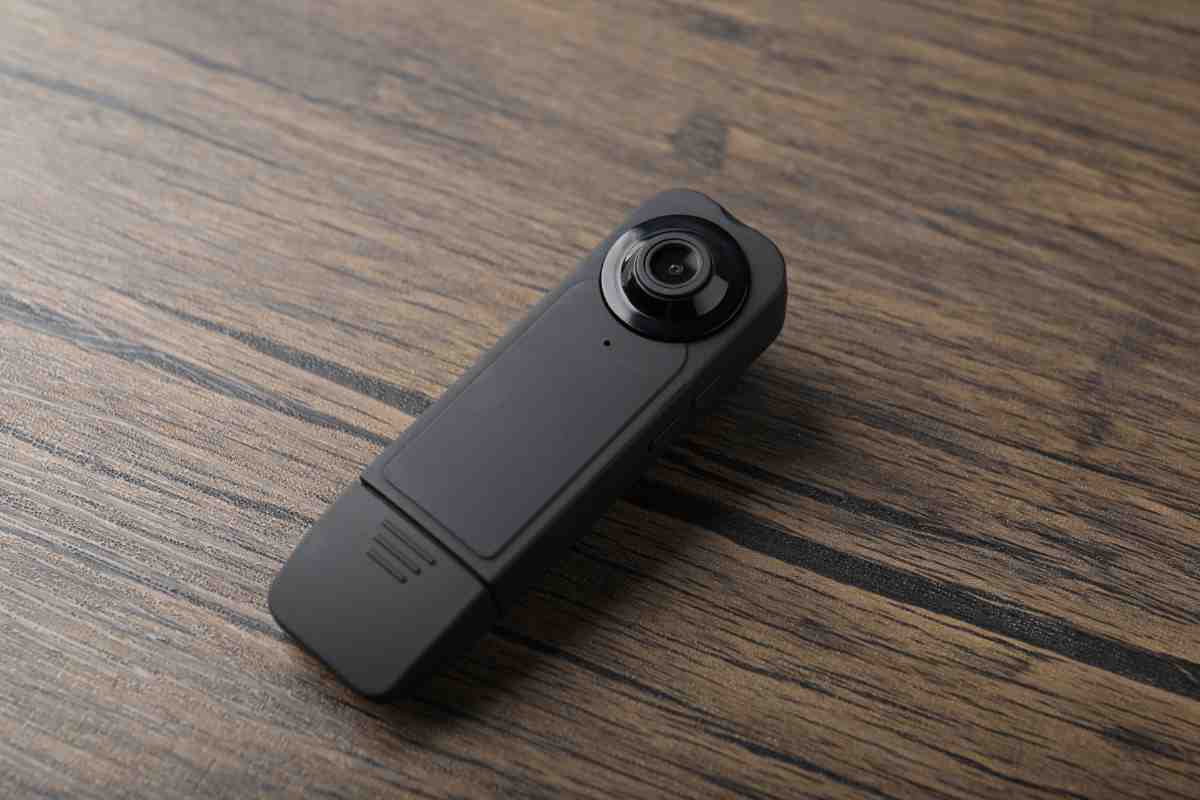 Mini telecamere spia su un tavolo