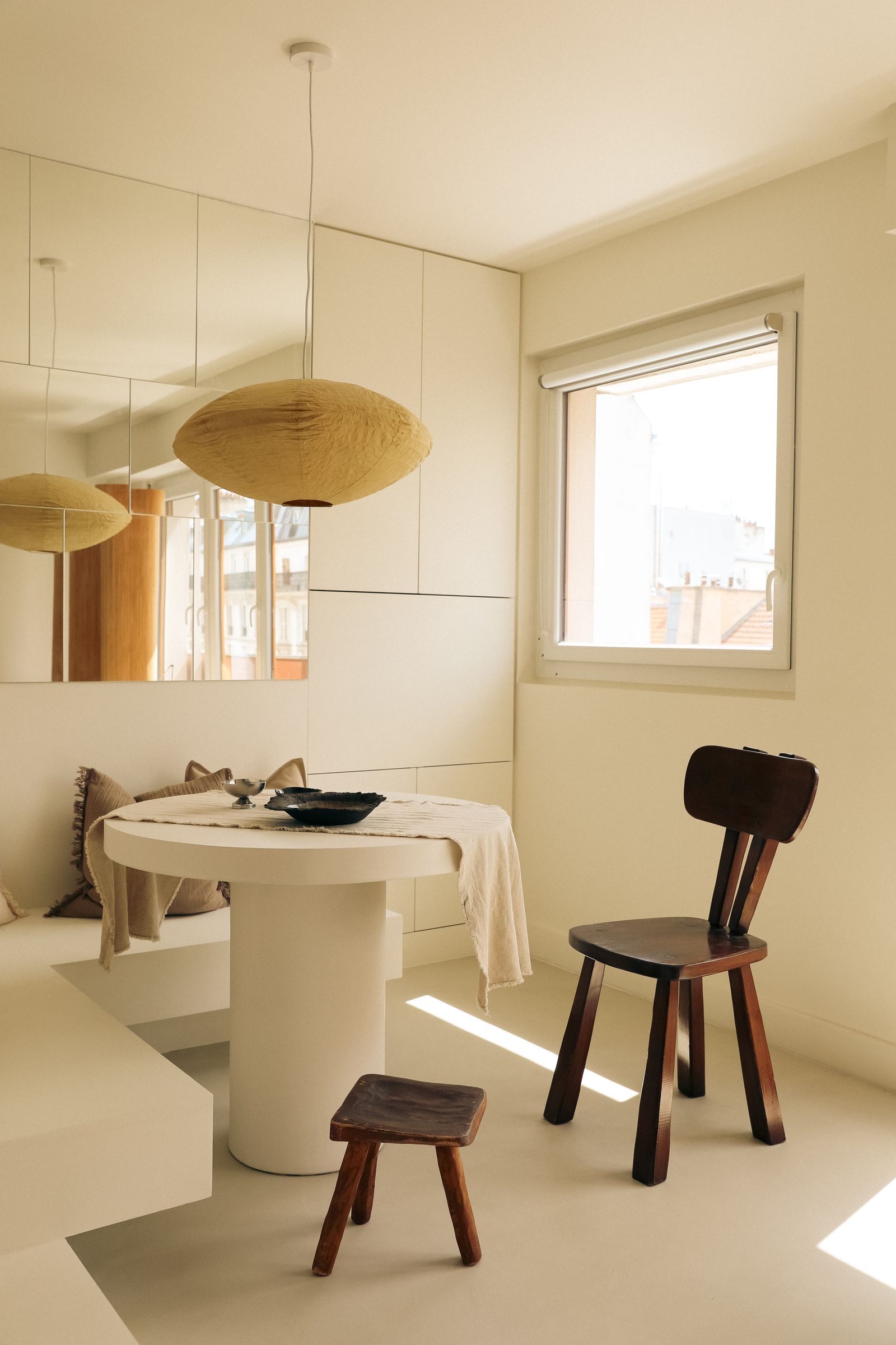 piccolo spazio a Parigi di 28 m2 cemento cerato beige monolocale zona pranzo con tavolo e panca in cemento su misura...