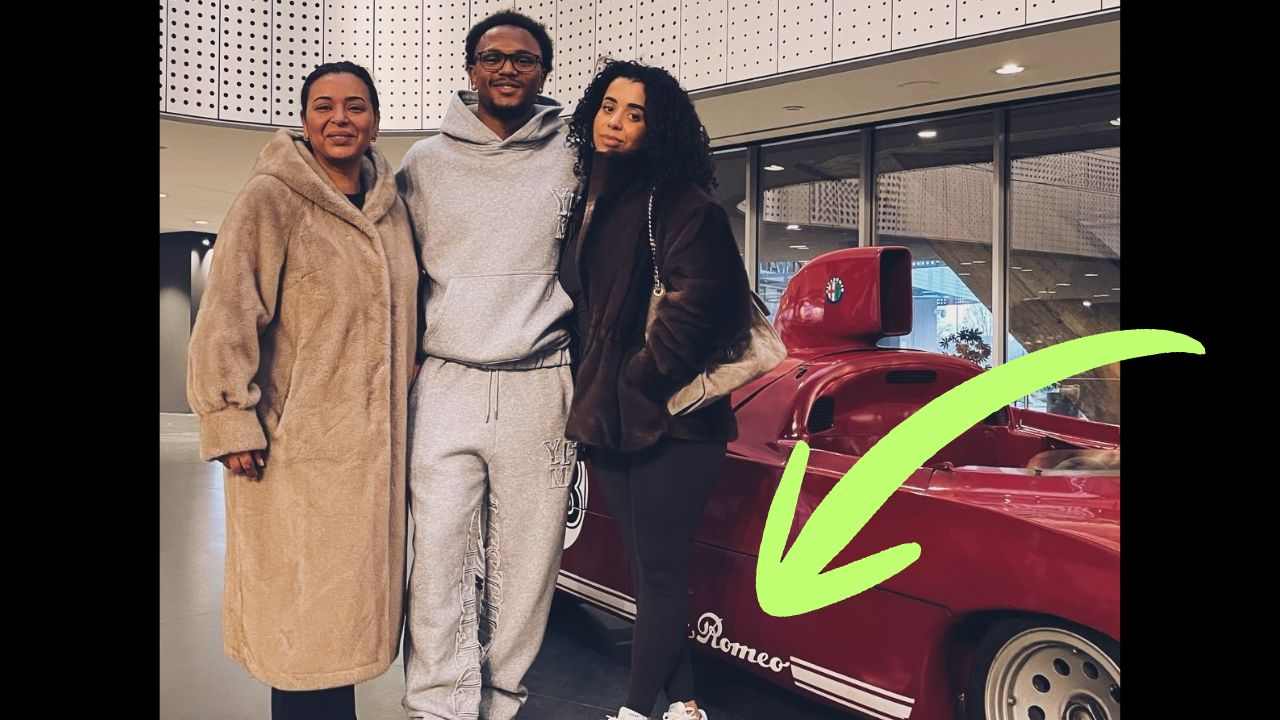 Né Audi né Porsche: Openda (Juve) completamente pazzo per l'Alfa Romeo | La prima cosa che ha presentato ai parenti in visita