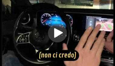Mercedes, usa il "pilota automatico" per parcheggiare e sbatte contro un'altra auto | Appena ritirata dal concessionario (VIDEO)