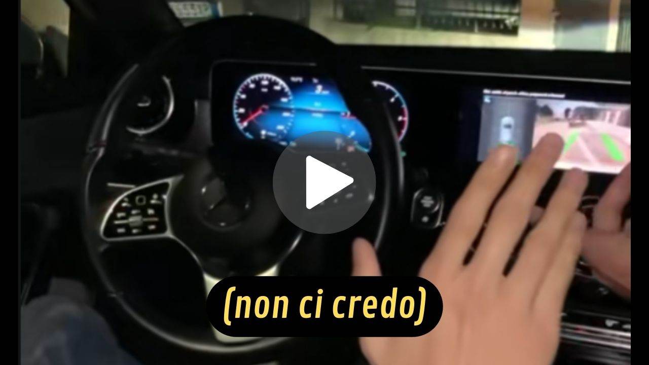 Mercedes, usa il "pilota automatico" per parcheggiare e sbatte contro un'altra auto | Appena ritirata dal concessionario (VIDEO)