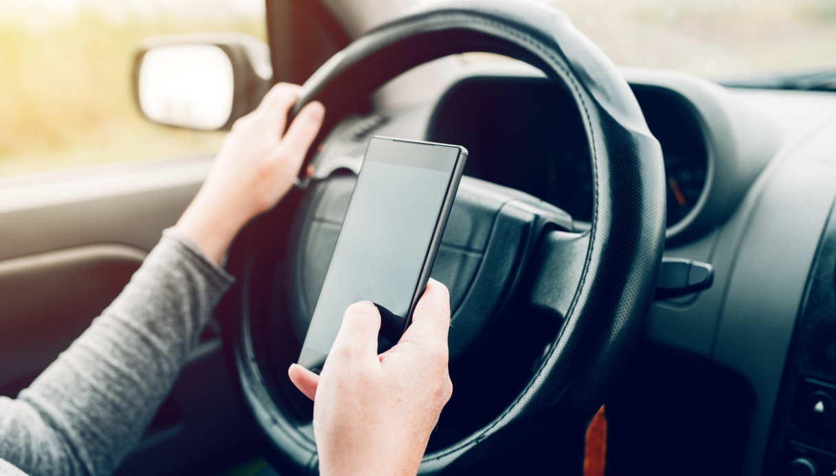 Guidare senza la patente fisica nel portafoglio: i limiti da rispettare