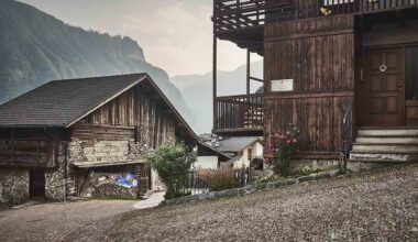 Mezzano di Primiero, il bel borgo con l'albero di Natale rovesciato