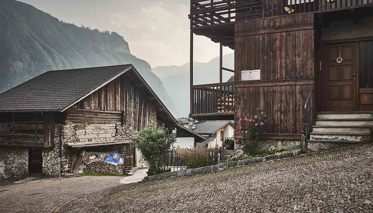 Mezzano di Primiero, il bel borgo con l'albero di Natale rovesciato