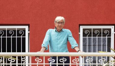 La villetta a Milano che rivela, dietro il suo rosso intenso, la raffinatezza di uno stile british.