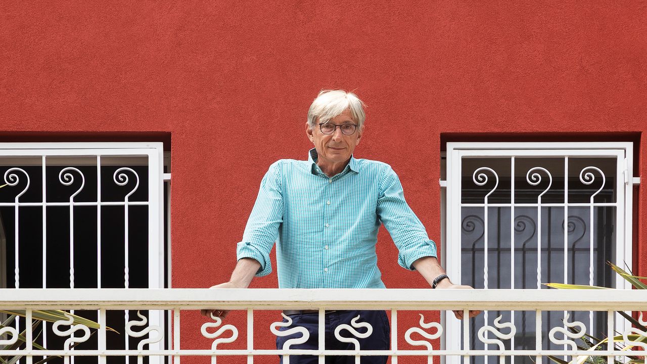 La villetta a Milano che rivela, dietro il suo rosso intenso, la raffinatezza di uno stile british.