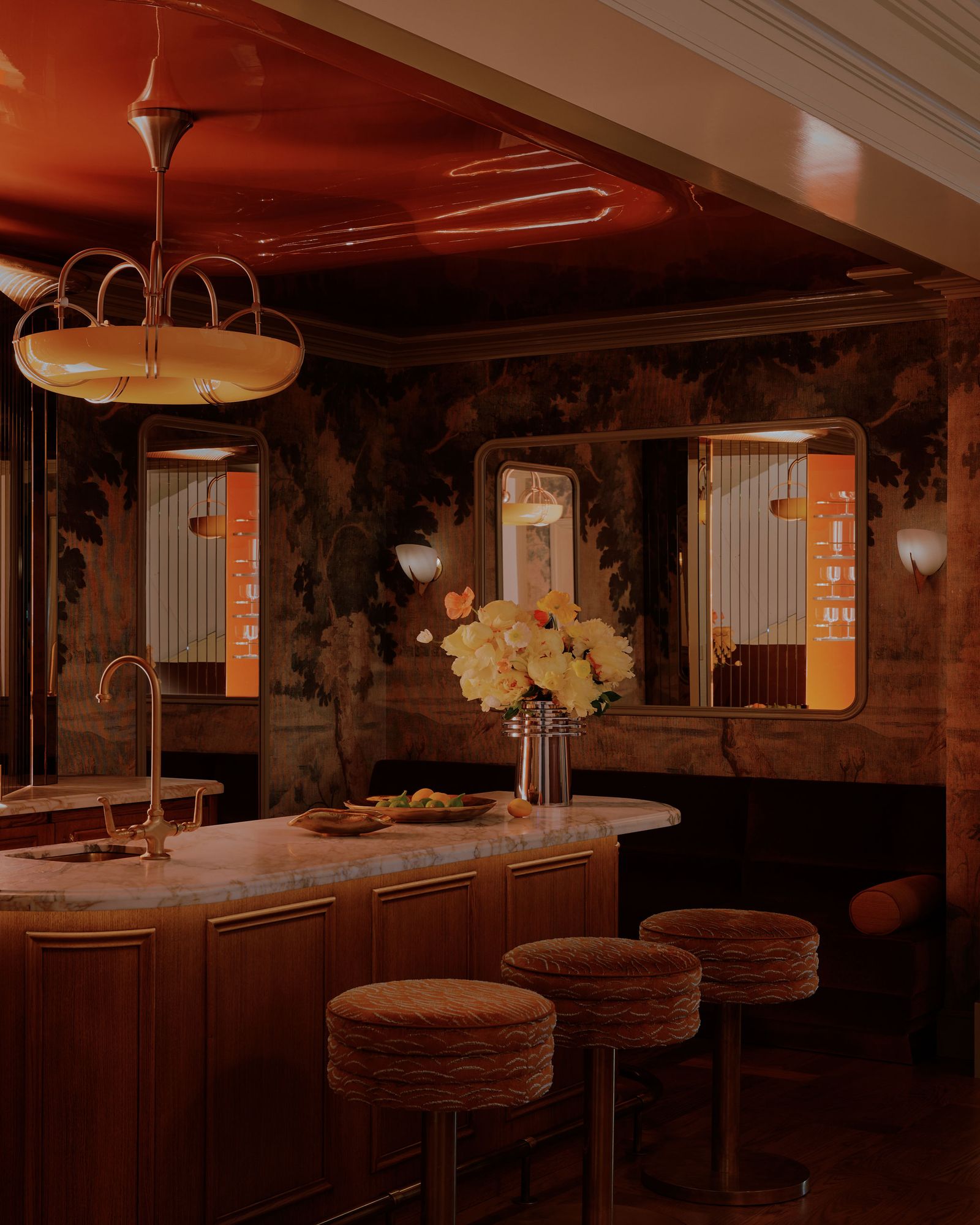 bancone bar sgabelli soffitto laccato