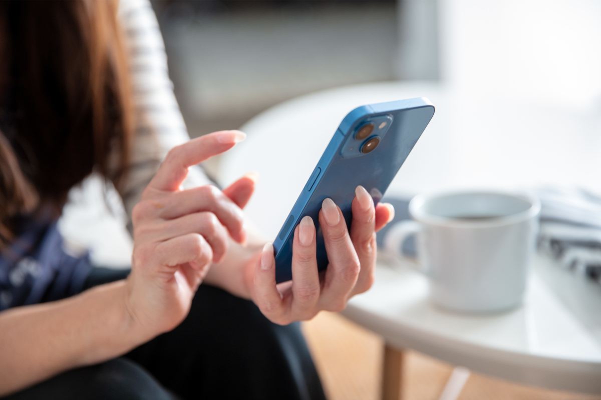 Ragazza con smartphone Ragazza con smartphone