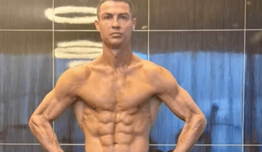 Cristiano Ronaldo mostra il fisico statuario dopo la sauna