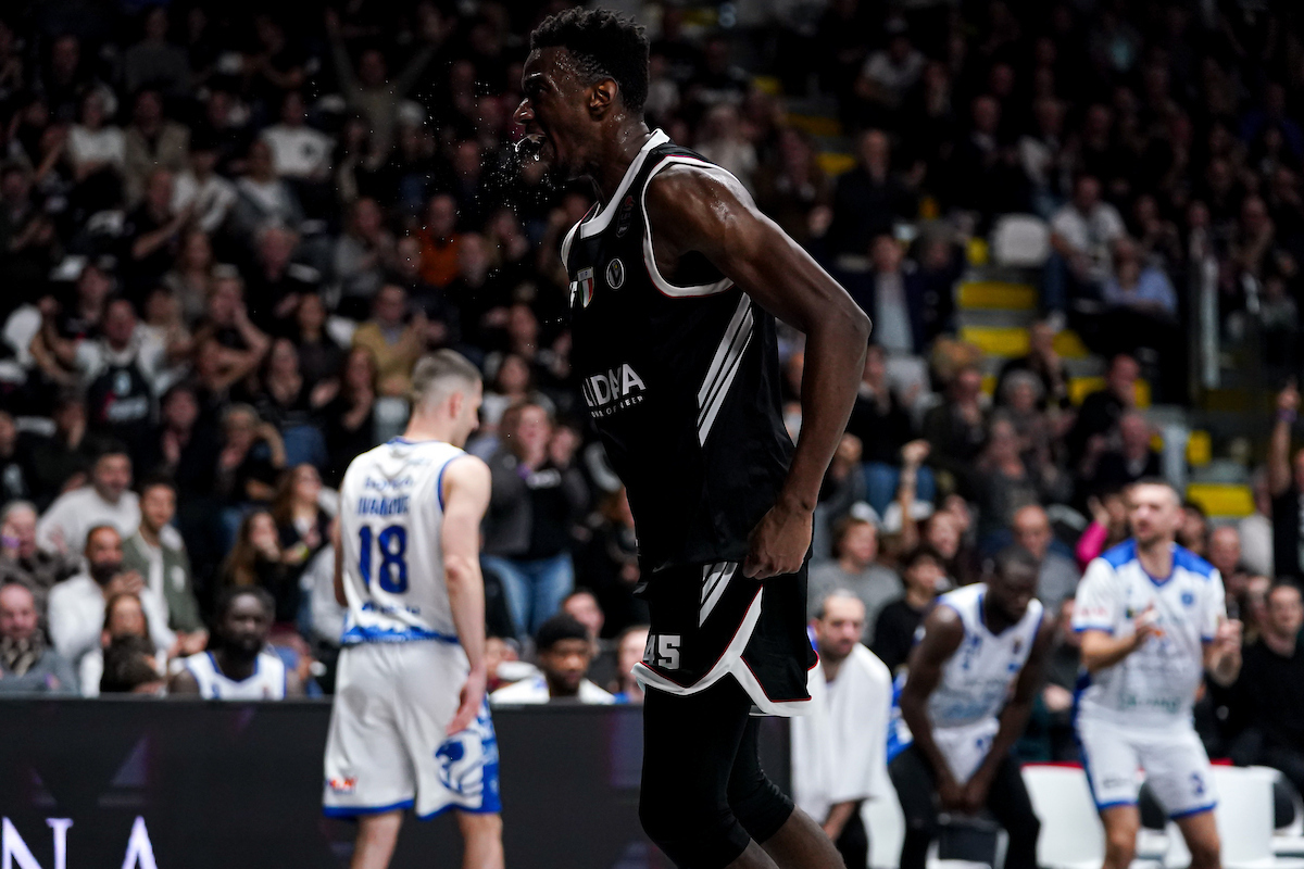 VIRTUS BOLOGNA, LA CARICA DI AKELE: "QUI SI SENTE FORTE IL PESO E LO STIMOLO DEL BLASONE DEL CLUB"