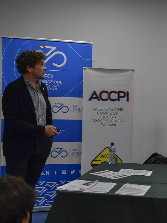 Cristian Salvato, presidente ACCPI, ha tenuto un intervento spiegando diritti e doveri del corridore