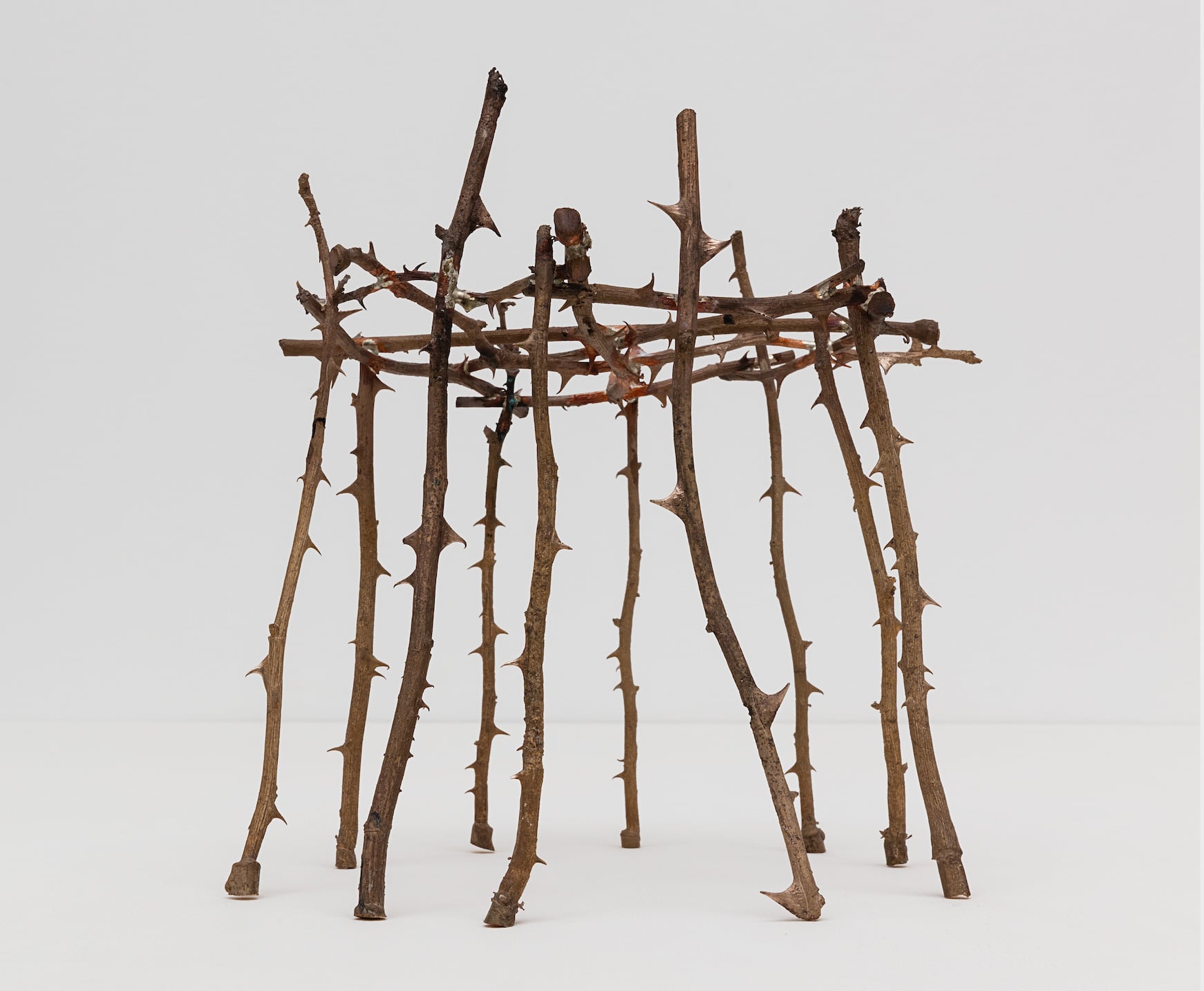 Claudia Losi porta avanti da oltre vent’anni una ricerca che intreccia arte, ambiente e dimensione collettiva, muovendosi tra pratiche visive, cammino, scrittura e collaborazione. Il suo lavoro nasce da un’attenzione costante alle relazioni: tra l’essere umano e il paesaggio, tra individuo e comunità, tra esperienza personale e memoria condivisa. Camminare è per Losi un atto conoscitivo, un modo di pensare attraverso il corpo e di costruire immagini e narrazioni che si sedimentano nel tempo. Allo stesso modo, il ricamo e il lavoro manuale assumono un valore centrale, fondato sulla lentezza, sulla ripetizione e sulla cura, in contrasto con la frenesia produttiva del presente. La sua pratica si sviluppa spesso in forma processuale e pluridisciplinare, come nel lungo Balena Project, un dispositivo simbolico che ha attraversato luoghi e contesti diversi, generando racconti, rituali e comunità temporanee. L’animale, nella sua opera, diventa strumento di riconoscimento e appartenenza a una complessità condivisa. Nel 2025 questa ricerca ha trovato nuove declinazioni nel progetto Tutti i punti che siamo, realizzato in dialogo con la tradizione artigianale salentina, confermando la centralità del lavoro di Losi nel riflettere sul rapporto tra arte, territorio e collettività.