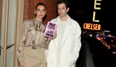 Dua Lipa interpreta la “bibliotecaria” secondo Gucci