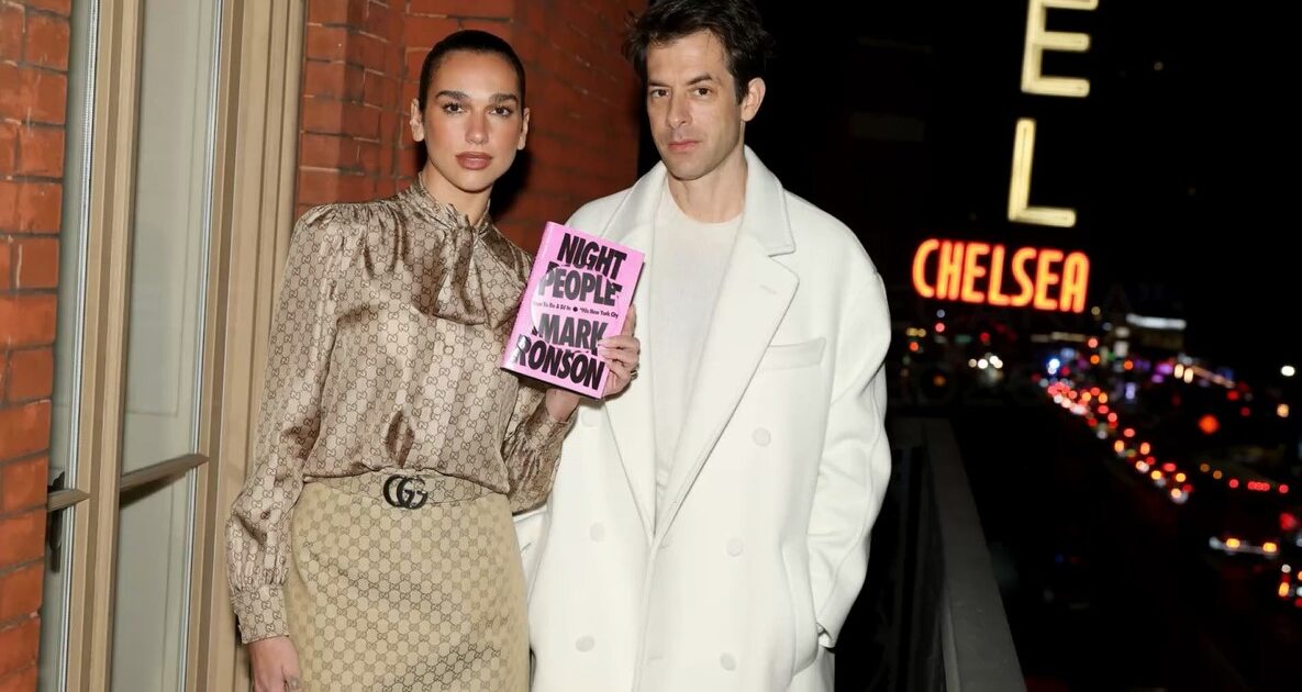 Dua Lipa interpreta la “bibliotecaria” secondo Gucci