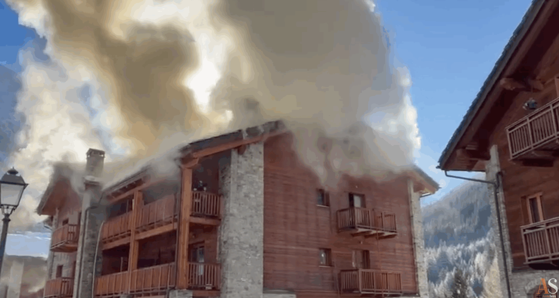 Incendio in un complesso residenziale a La Thuile: palazzina evacuata