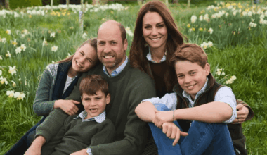 William e Kate Middleton, la cartolina di Natale coi tre figli George, Charlotte e Louis in un prato pieno di margherite nel Norfolk