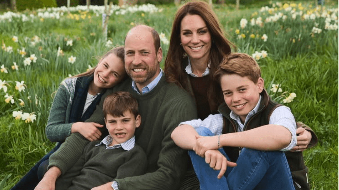 William e Kate Middleton, la cartolina di Natale coi tre figli George, Charlotte e Louis in un prato pieno di margherite nel Norfolk
