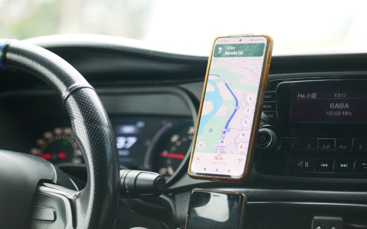 Google maps su smartphone in auto