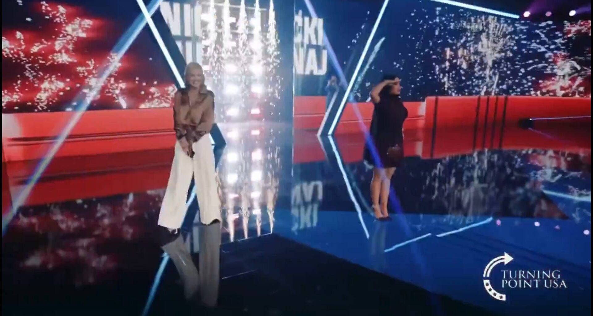 Nicki Minaj sostiene Trump e Vance ad AmericaFest: "Modelli per i giovani"