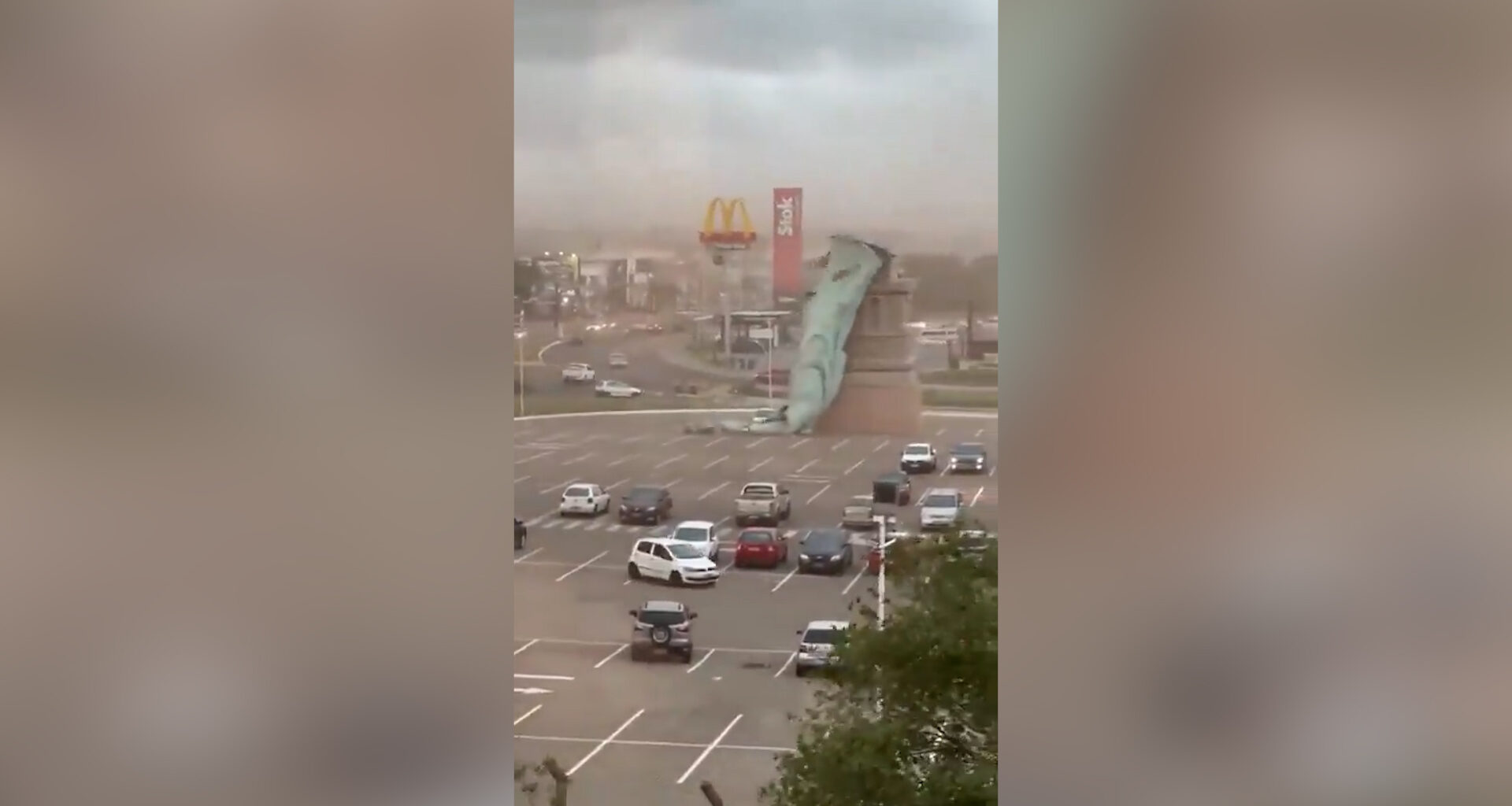 Crolla una riproduzione della Statua della Libertà in Brasile