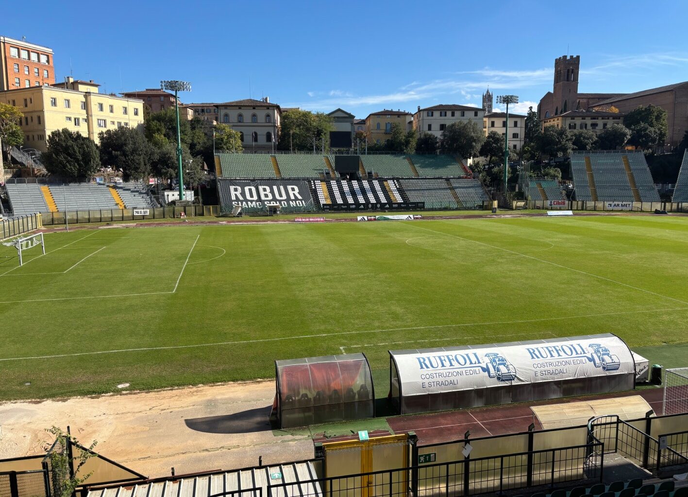 Cemento crepato e gloria sbiadita: il declino degli stadi in Toscana
