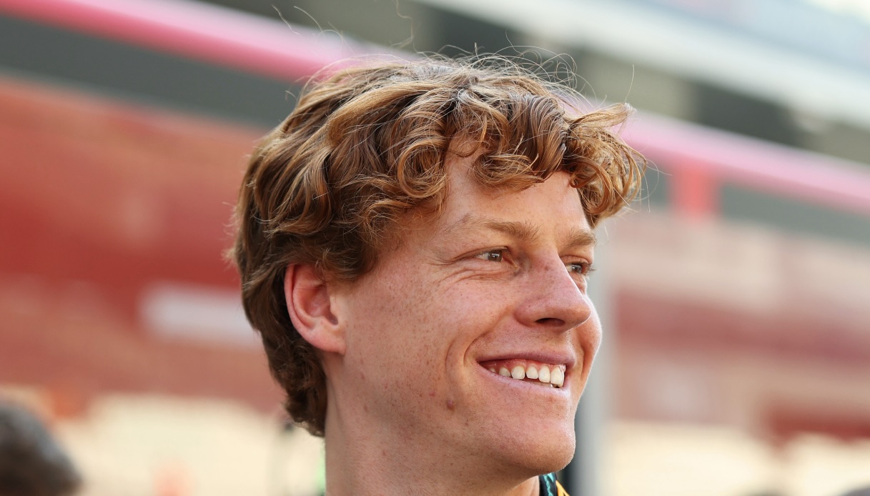 Sinner scatenato sulla Mercedes di Antonelli, hot lap sulla AMG da 585 CV