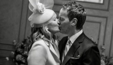 Kim Cattrall si è sposata con un tailleur Dior (che ricorda quello di Carrie Bradshaw)