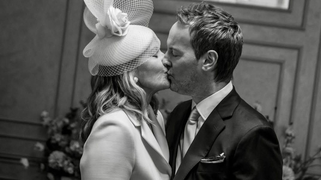 Kim Cattrall si è sposata con un tailleur Dior (che ricorda quello di Carrie Bradshaw)