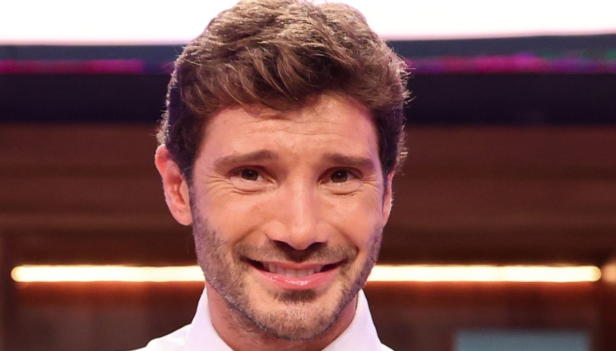 Affari Tuoi, Stefano De Martino si scatena e omaggia Emma Marrone