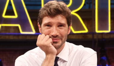 Affari Tuoi, il concorrente “accetta” il Dottore. De Martino: “Occhio che fai il danno” - DiLei