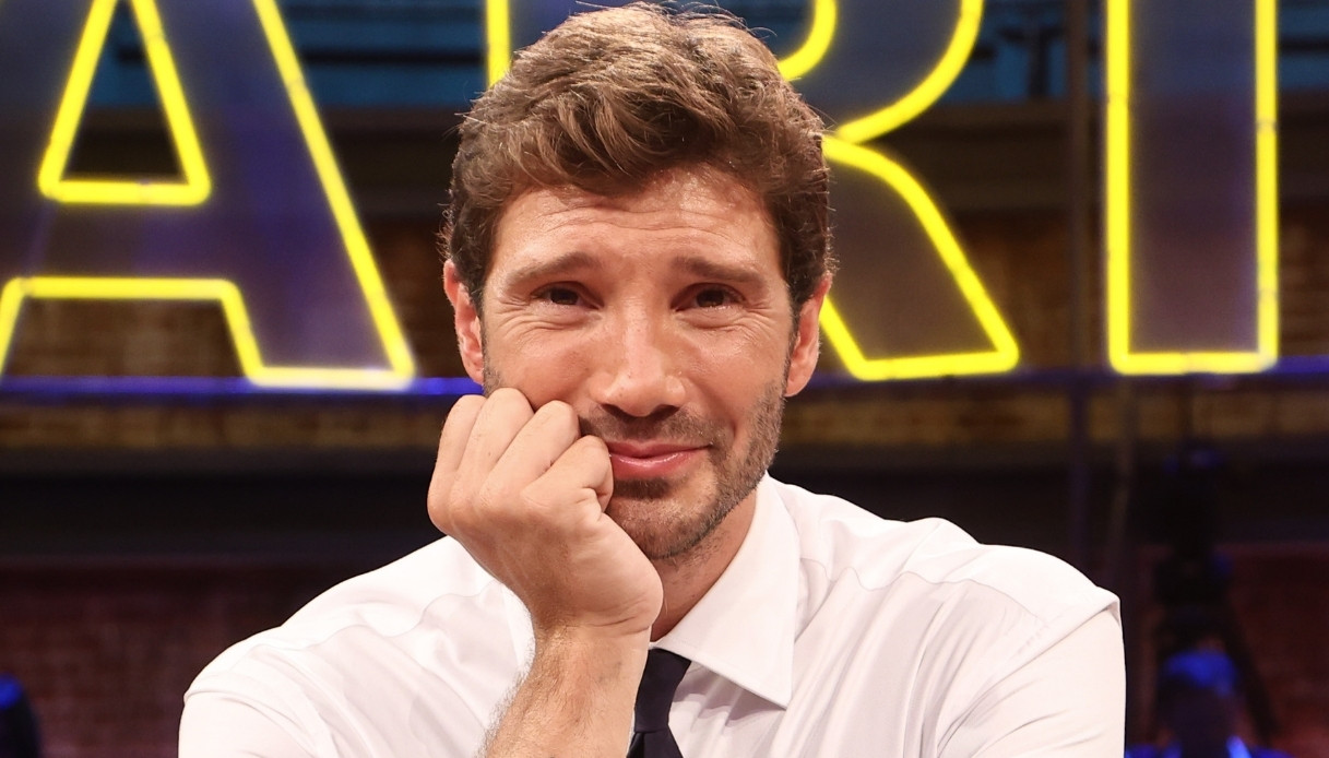 Affari Tuoi, il concorrente “accetta” il Dottore. De Martino: “Occhio che fai il danno” - DiLei