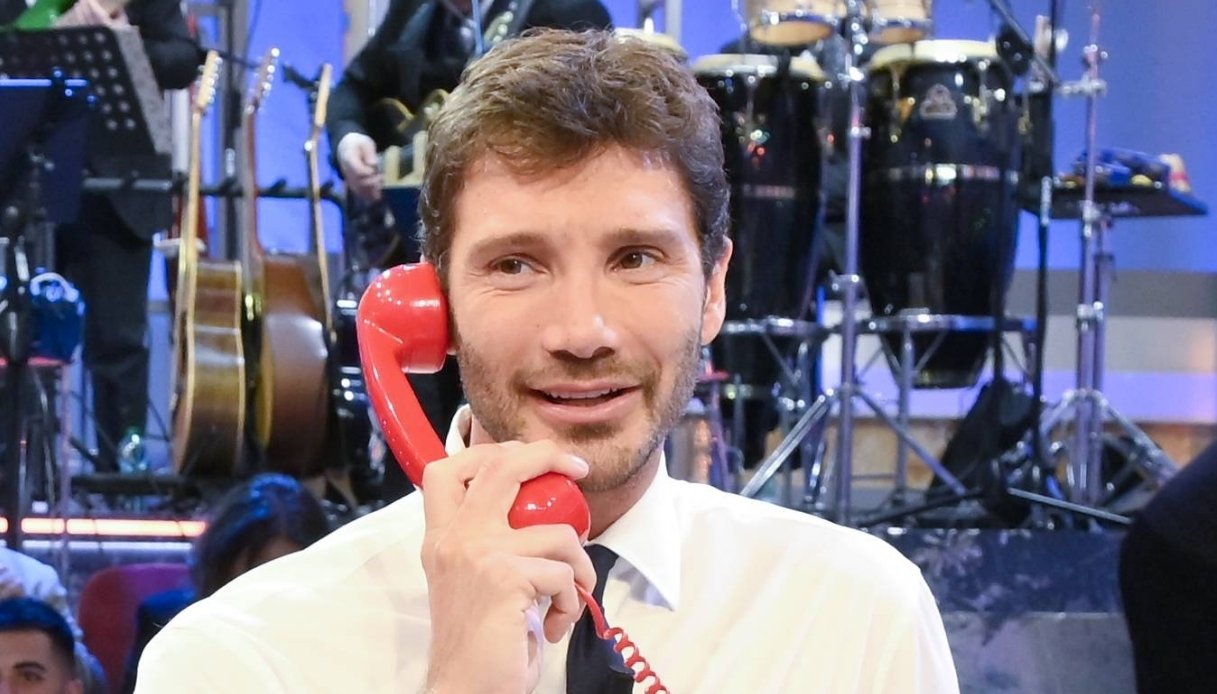 Affari Tuoi, Stefano De Martino e l'incidente sfiorato con Herbert Ballerina a Natale