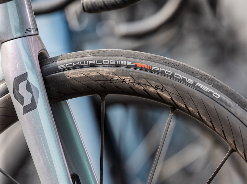 gomma più stretta davanti e più larga dietro sulla bici da corsa