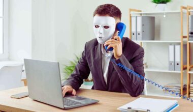 WhatsApp, torna la truffa della borsa di studio: così ti ingannano e ti svuotano il conto corrente