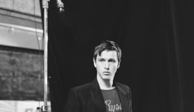 Harris Dickinson: «Interpreterò John Lennon ma era una persona indecifrabile. Dopo Babygirl, tante donne mature mi hanno confidato le loro fantasie sessuali»