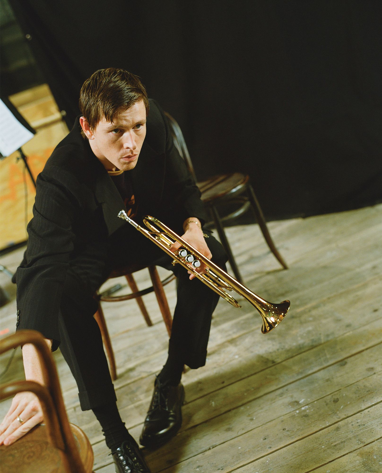 Pantaloni e scarpe di Prada calze di Pantherella.