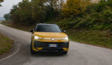 Volkswagen T-Roc 2026, il SUV più venduto d'Europa cambia contenuti: quanto costa
