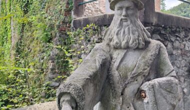 Vandalizzata la statua di Leonardo alla Rocchetta
