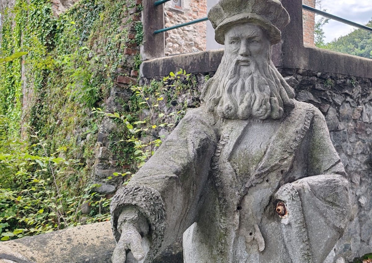 Vandalizzata la statua di Leonardo alla Rocchetta