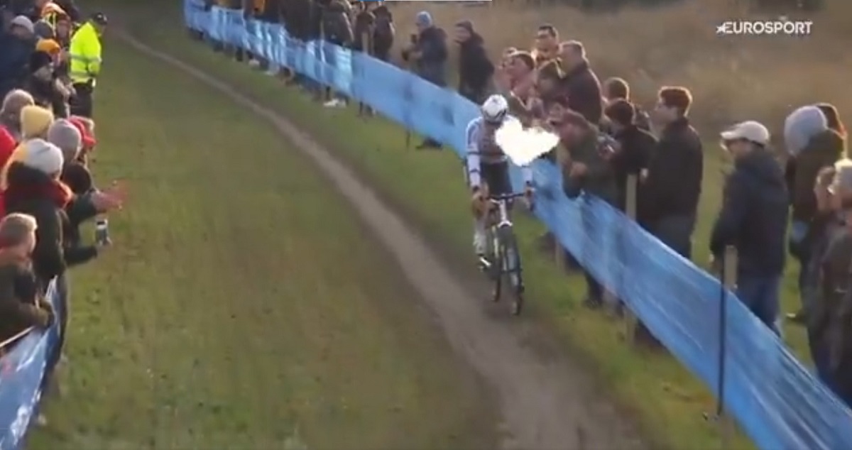 X2O Trofee, uno spettatore fuma in faccia a Van Der Poel durante la gara (VIDEO)