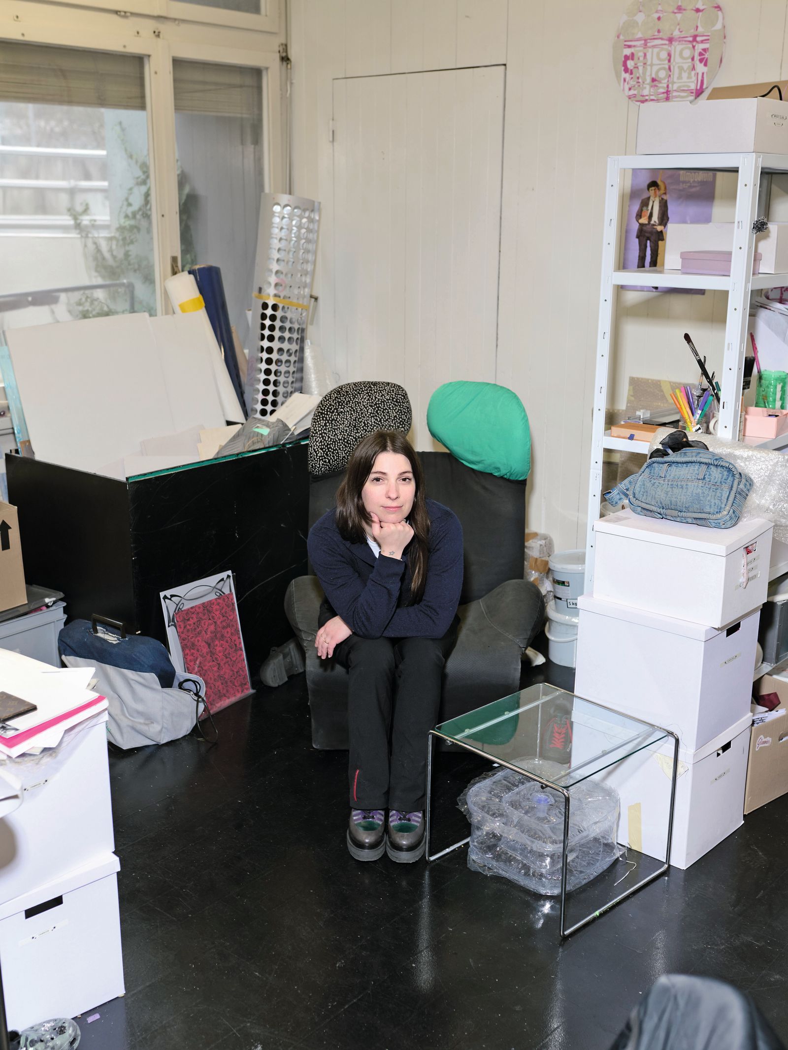 Lorenza Longhi studio oggetti scaffali in metallo bianchi