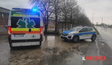 Guardia giurata trova un uomo accoltellato da ore al freddo