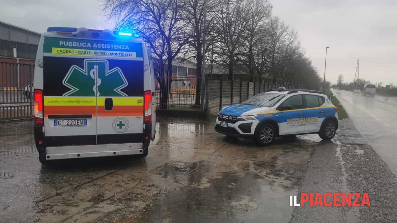 Guardia giurata trova un uomo accoltellato da ore al freddo
