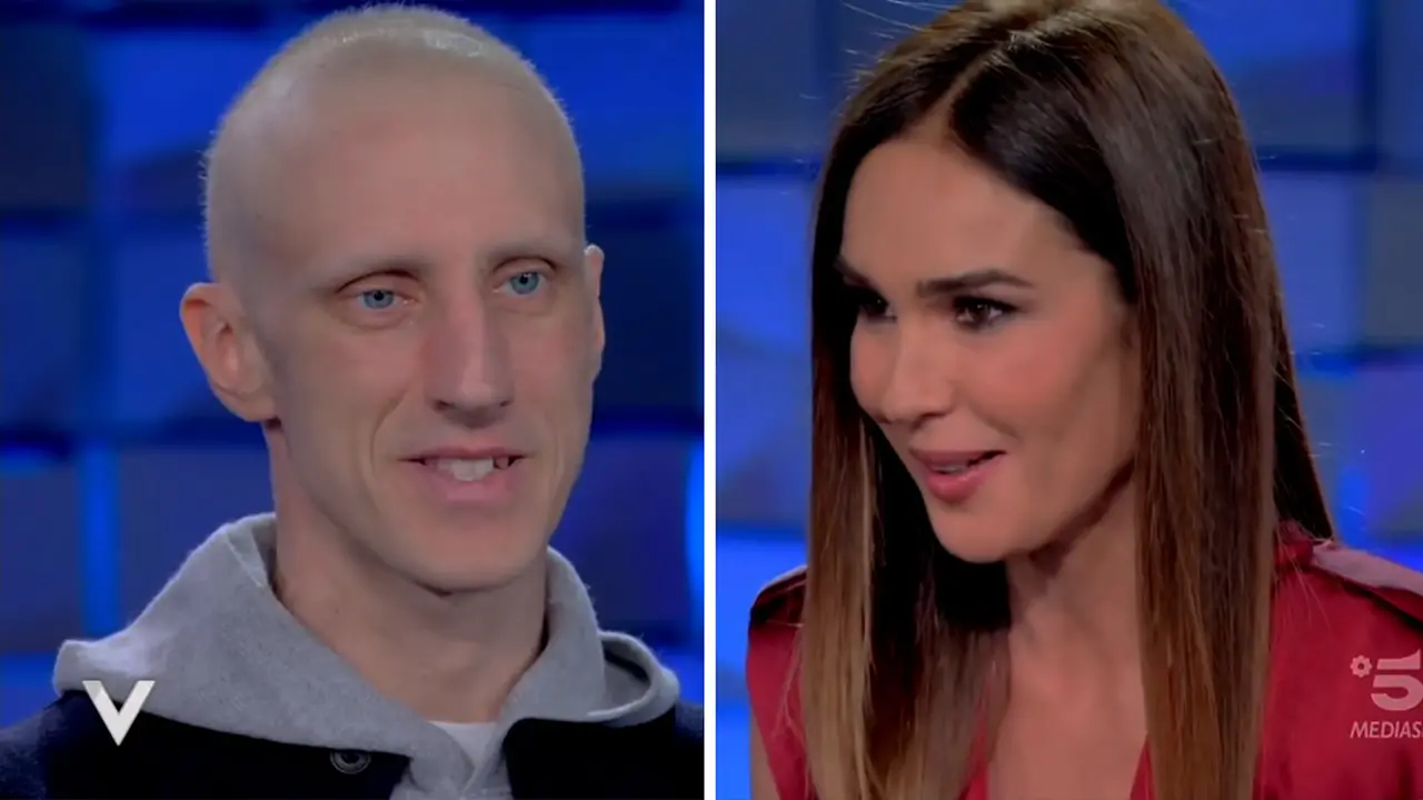 Achille Polonara e ospite a Verissimo; a destra, la conduttrice Silvia Toffanin (screenshot tratto dal video sui social di Mediaset)