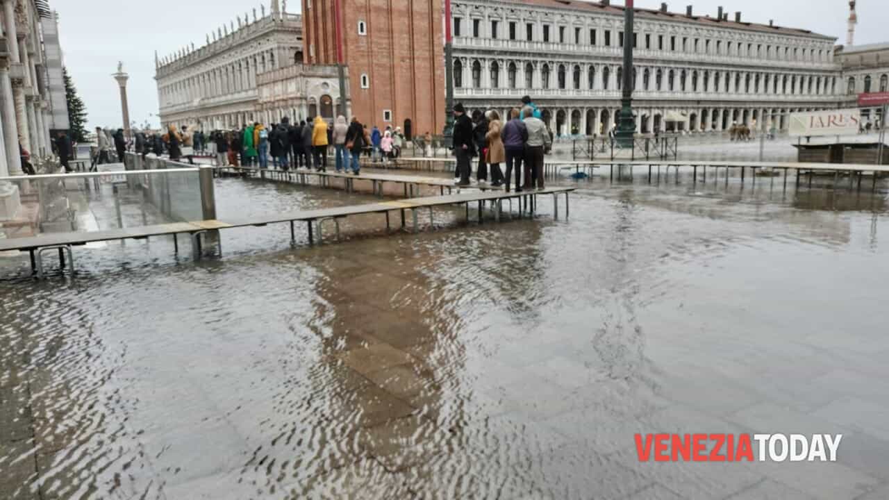 torna l'acqua alta a Venezia giù: