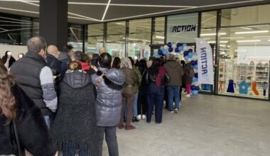 fila chilometrica per entrare nel nuovo negozio